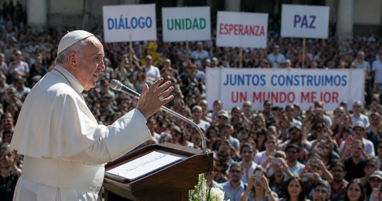 El Papa hablando ante una multitud promoviendo diálogo y unidad en tiempos de polarización